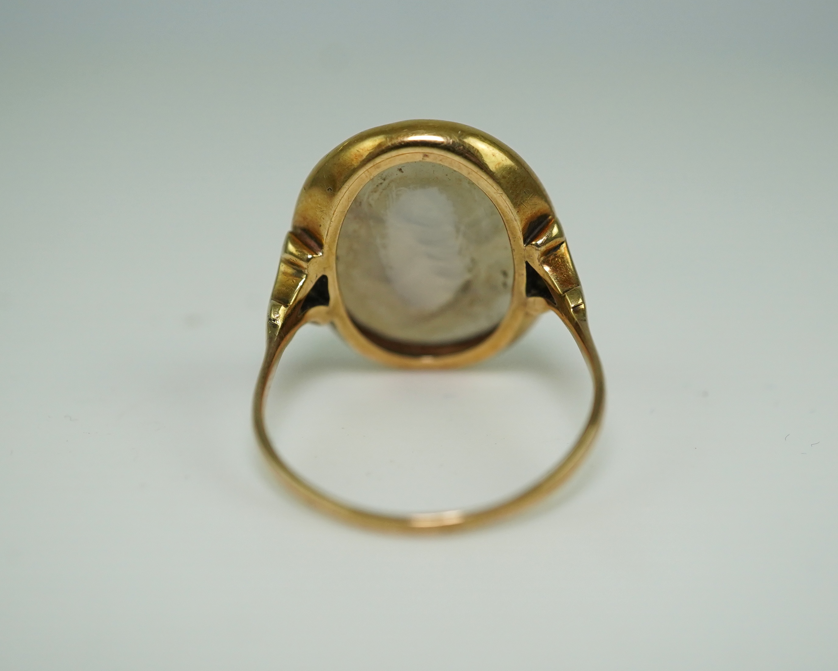 A chalcedony intaglio ring, early 19th century